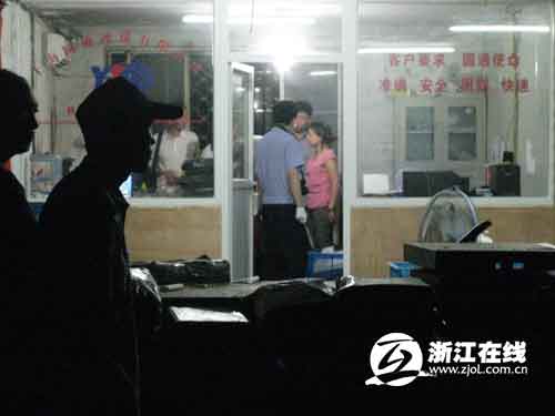 杭州一快递包裹爆炸 两间房都是白烟俩员工受伤