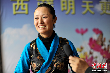 中国首个藏族空姐德庆央宗
