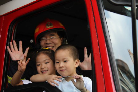 杭州市民走进消防中队