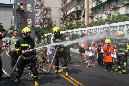 杭州市民走进消防中队
