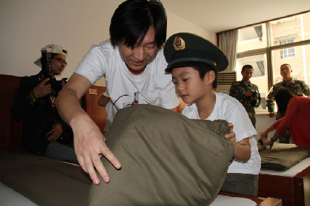 杭州市民走进消防中队