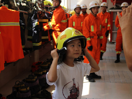 杭州市民走进消防中队