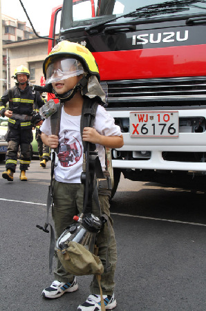 杭州市民走进消防中队