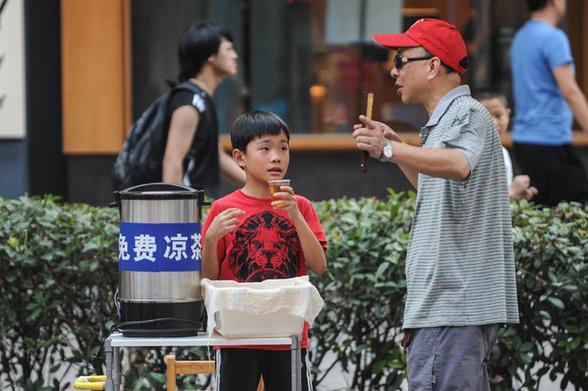杭州十岁少年路边摆摊免费送凉茶