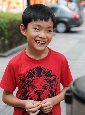 杭州十岁少年路边摆摊免费送凉茶