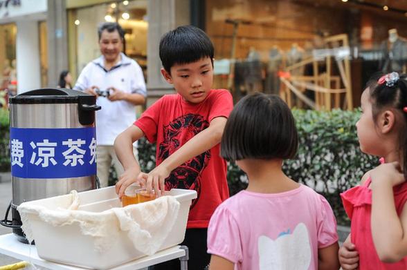 杭州十岁少年路边摆摊免费送凉茶