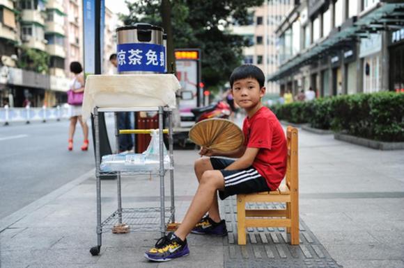 杭州十岁少年路边摆摊免费送凉茶