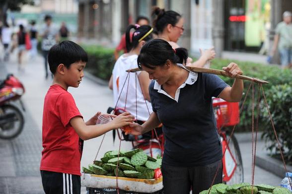 杭州十岁少年路边摆摊免费送凉茶