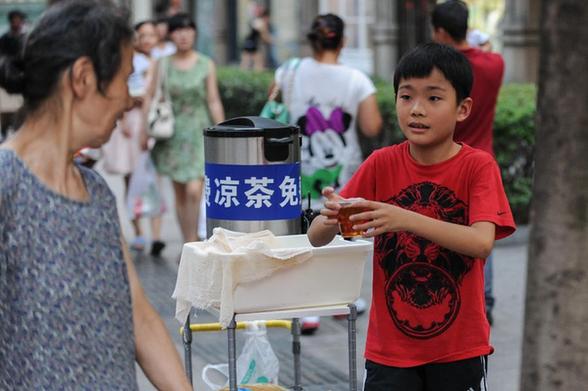 杭州十岁少年路边摆摊免费送凉茶
