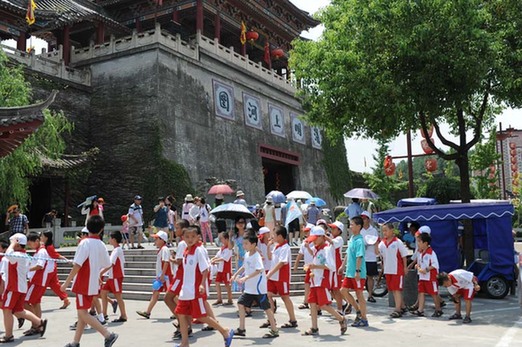 东阳：秋老虎难挡游兴浓