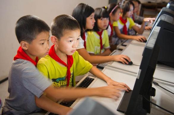 山村小学迎来爱心电脑