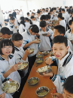 杭州一中学学生食堂千余孩子 每天站着吃午饭