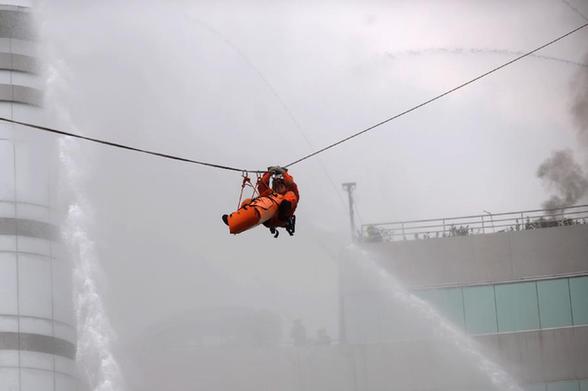 杭州举行高层建筑灭火救援演习