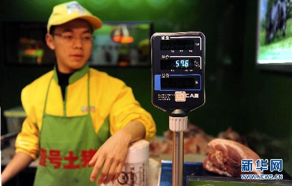 50余名“大学生猪肉倌”亮相上海菜场