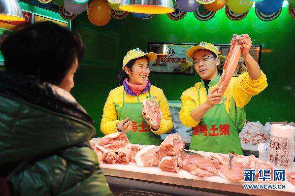 50余名“大学生猪肉倌”亮相上海菜场