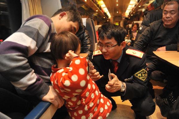 关注春运：温馨服务为乘客