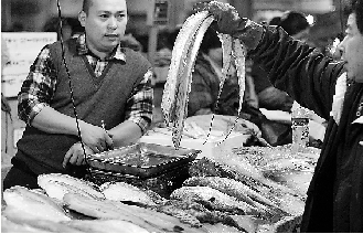 吃鸡鸭的改吃鱼虾 杭城农贸市场水产品价格上涨