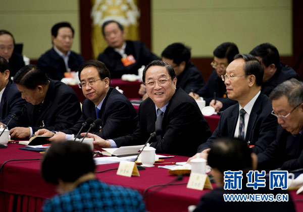俞正声看望出席全国政协十二届一次会议中共界委员并参加联组讨论