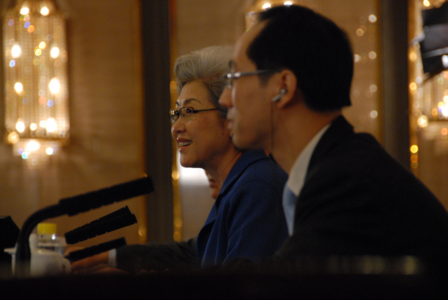 十二届全国人大一次会议副秘书长、新闻发言人傅莹亮相