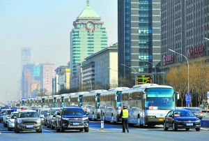 两会车队路口等红灯 市民赞“这样挺好”(图)