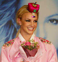 Britney says no 'lesbian vibe' in music video wit