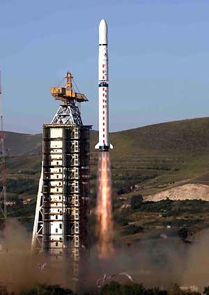 The Long March 4-B rocket carrier takes off from the Taiyuan Satellite Launch Center in Shanxi Province, north China, September 9, 2004. China launched two scientific experiment satellites into space from a north China space center atop a Long March 4-B rocket carrier earlier Thursday. [Xinhua]