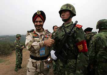 An Indian high-ranking military officer gives the thumbs up to a Chinese soldier as he observes a military exercise in Central China's Henan Province on Saturday. [Xinhua]