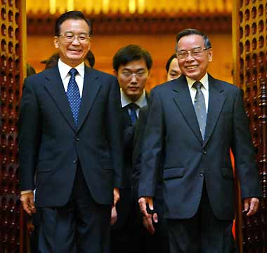 China's Premier Wen Jiabao (L), in town for the 5th Asia-Europe Meeting (ASEM), smiles as he walks with Vietnam's Prime Minister Phan Van Khai after exiting the Government Office in Hanoi on October 7, 2004. 