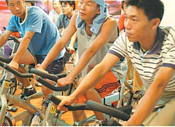 Local residents in Suzhou, East China's Jiangsu Province, enjoy exercises at the gymnasium. As living conditions change rapidly, people are paying more and more attention to their health. 
