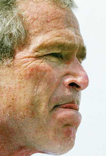 U.S. President George W. Bush pauses while speaking at a campaign rally at Sims Park in New Port Richey, Florida, October 19, 2004. The president will campaign by bus in Florida all day before returning to the White House tonight. [Reuters]