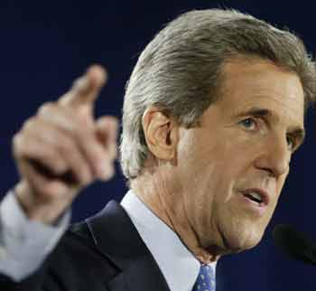 Democratic presidential nominee John Kerry speaks at the University of Wisconsin in Milwaukee, October 22, 2004. Senator Kerry spoke about women and the economy. [Reuters]