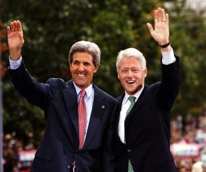 Former president Bill Clinton, right, making his first appearance since his heart surgery joins Democratic presidential candidate Sen. John F. Kerry, D-Mass, at a campaign rally in Philadelphia Monday, Oct. 25, 2004.[AP]