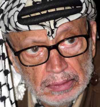 Palestinian President Yasser Arafat pauses during a meeting in the West Bank city of Ramallah in this August 27, 2004 file photo. Aides to President Yasser Arafat have summoned the entire Palestinian leadership to his headquarters in the West Bank city of Ramallah late October 27, 2004, after he was said to be "very sick", Palestinian officials said. [Reuters]