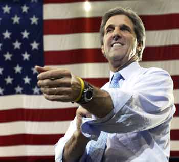 Democratic presidential nominee John Kerry rolls up his shirt sleeves at a campaign rally in Cedar Rapids, Iowa October 27, 2004. President George W. Bush held a one-point lead over Democratic rival John Kerry nationwide but Kerry gained a slight advantage in the showdown state of Ohio, according to the latest Reuters/Zogby poll. [Reuters]