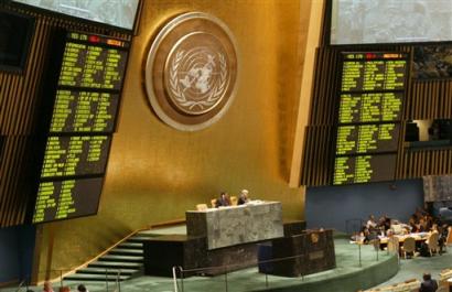 An electronic board displays a vote at the United Nations General Assembly to end the embargo imposed by the United States on Cuba at UN headquarters Thursday, Oct. 28, 2004. The vote ended with 179 votes to end the embargo, and four votes to continue the embargo. [AP]
