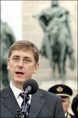 Hungarian Prime Minister Ferenc Gyurcsany announces the evacuation of the Hungarian troops from Iraq next 31 March 2005 in front of the statue of 'The ealdorman Arpad', (the first Hungarian leader), at the Heroes square of Budapest on 03 November 2004 during a military ceremony. [AFP]
