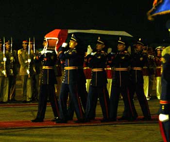 Egyptian Guards of Honor carry the coffin of Palestinian Leader Yasser Arafat on its arrival in Cairo late November 11, 2004. [Reuters]