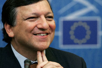 European Commission President Jose Manuel Barroso smiles during a press briefing at the European Parliament in Strasbourg, November 18, 2004. The European Parliament approved Barroso's revamped executive European Commission by a wide margin on Thursday, ending a three-week political standoff that boosted the assembly's power.[Xinhua/Reuters]