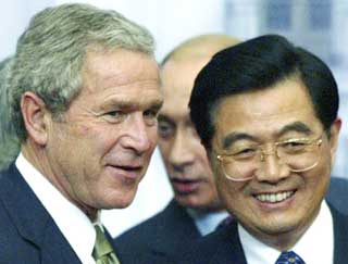 Chinese President Hu Jintao (R) and his US counterpart George W. Bush (L) chat while standing in front of Russian President Vladimir Putin after the closing ceremony of the annual meeting of the Asia Pacific Economic Cooperation (APEC) in Santiago November 21, 2004.