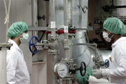 Staff work at Iran's Isfahan nuclear, UCF, facility on Saturday, Nov. 20, 2004. The previous week, after negotiations with Britain, France and Germany, Iran announced it would suspend uranium enrichment activities in return for European guarantees that Iran has the right to pursue a peaceful nuclear program. The agreement takes effect on Monday. [AP]