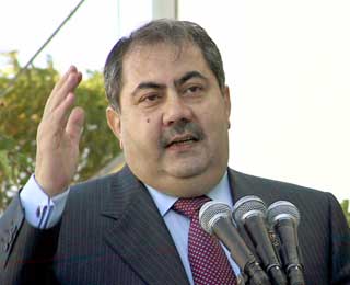 Iraqi Foreign Minister Hoshyar Zebari gestures as he addresses a news conference during an international conference on the political future of Iraq in the Egyptian Red Sea resort of Sharm el-Sheikh, November 23, 2004.[