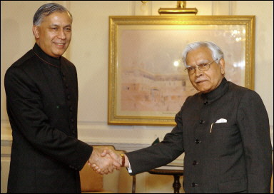 India and Pakistan committed themselves to continue dialogue on Kashmir during a meeting between Pakistan Premier Shaukat Aziz (L) and Indian Foreign Minister Natwar Singh described as 'very friendly'. [AFP]
