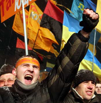 Supporters of Ukraine's opposition presidential candidate Viktor Yushchenko shout slogans as they take part in a mass rally in central Kiev, November 24, 2004. Yushchenko on Wednesday called for a national strike that would halt transport and shut factories in protest at the declaration that his Moscow-backed rival had won election as president. [Reuters]