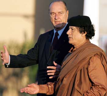 Libyan leader Muammar Gaddafi (R) listens to French President Jacques Chirac (C) during his arrival ceremony in Tripoli November 24, 2004. Chirac started a two-day visit to Libya on Wednesday. [Reuters]