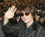 Korean star creates Tokyo frenzy