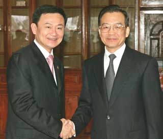 Thailand's Prime Minister Thaksin Shinawatra (L) and China's Premier Wen Jiabao pose for a photo before holding bilateral talks prior to the opening ceremonies of the 10th Association of Southeast Asian Nations (ASEAN) Summit in Vientiane on November 29, 2004. 