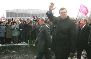 Ukrainian Prime Minister Viktor Yanukovich (R) greets his supporters as he arrives for a regional rally in the town of Severodonetsk, north of the mining centre Donetsk, November 28, 2004. Ukraine edged a little closer towards a break-up on Sunday as the powerful eastern region backing the Moscow-backed prime minister in a disputed election for president set a December referendum on autonomy.