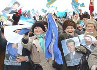 Supporters of Ukrainian Prime Minister Viktor Yanukovich shout slogans as they wait for his arrival in the town of Severodonetsk, north of the mining centre Donetsk, November 28, 2004. 
