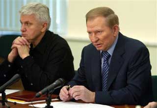 Ukrainian President Leonid Kuchma, right, speaks while parliamentary speaker Volodymyr Lytvyn looks on during a session of the Ukrainian National Security and Defence Council near Kiev, Sunday, Nov. 28, 2004. Outgoing President Leonid Kuchma on Sunday called compromise the only way out of Ukraine's deepening crisis over the disputed presidential election, while politicians in the eastern part of the divided nation threatened to seek autonomy if the official result is overturned. (AP 