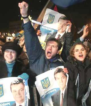 Supporters of Ukraine's Prime Minister Viktor Yanukovich rally in Donetsk, November 30, 2004. Ukraine's opposition pulled out of talks to try to end a confrontation over last week's disputed presidential election and vowed to use 'people power' to secure victory.
